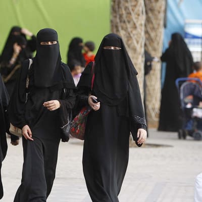 Saudiarabialaisia naisia saapumassa moskeijasta.