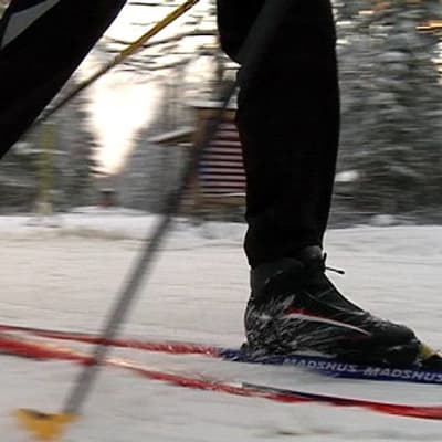Hiihtäjä hiihtää ladulla perinteisellä hiihtotavalla.