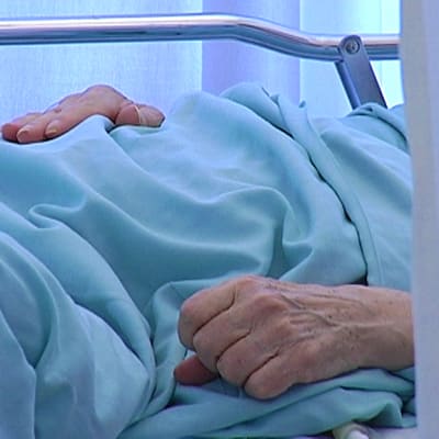 Potilas makaa vuoteessa sairaalassa.
