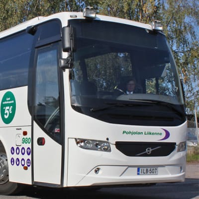 Violetti-valkoinen Pohjolan Liikenteen bussi.