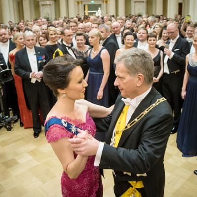 Sauli Niinistö ja Jenni Haukio tanssivat muiden katsoessa heitä.