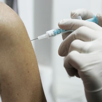 Henkilö rokotettavana sikainfluenssaa vastaan vuonna 2009.