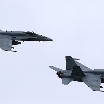 Kaksi Hornet-hävittäjää ilmassa.