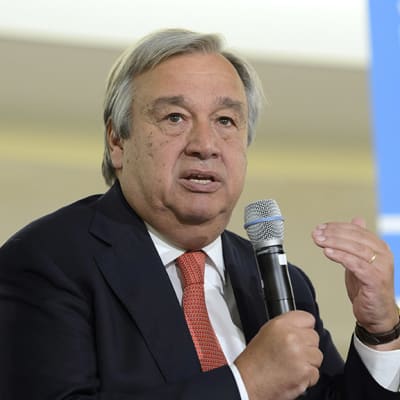 António Guterres mikrofoni kädessään.