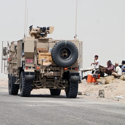 Saudi-Arabian johtaman liittouman ajoneuvoja Adenin satamakaupungissa Jemenissä