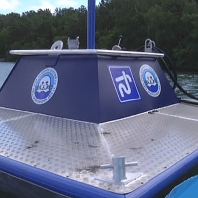 Veneilijät voivat tyhjentää käymäläjätteensä kelluviin tyhjennystankkeihin Saaristomerellä.