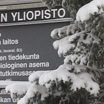 Oulun yliopiston opastekyltti talvella.