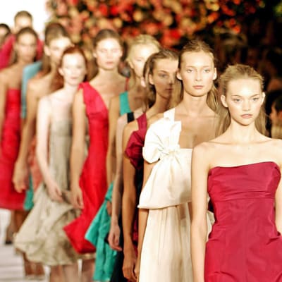 Marc Jacobsin suunnittelemia vaatteita muotinäytöksessä.