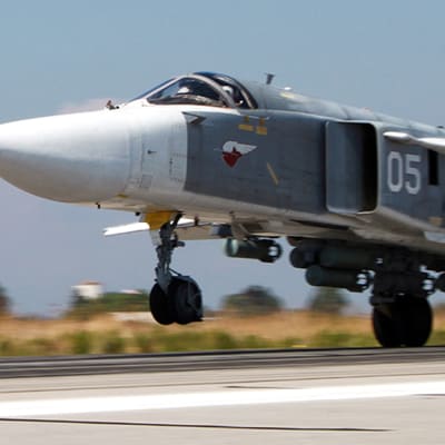Venäläinen pommikone SU-24M lähdössä lentoon Hmeymim lentotukikohdasta.