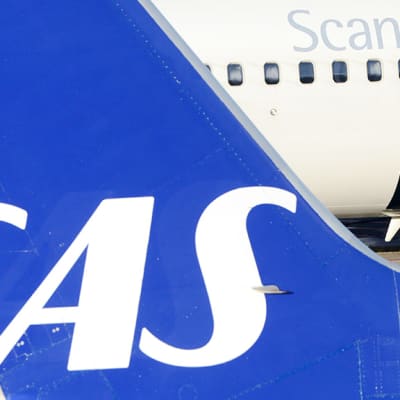 SAS:n lentokone lentokentällä Tukholmassa.