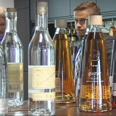 Lignell & Piispasen alkoholijuomia pöydällä, pöydän takana toimitusjohtaja Harri Nylund