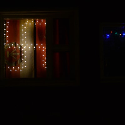 Hakaristin muotoiset jouluvalot ikkunassa