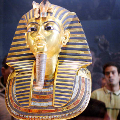 Tutankhamonin kuolinnaamio lasikaapissa. 