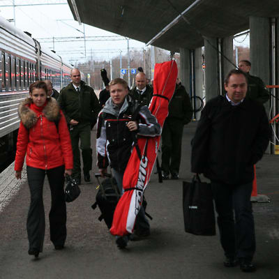 Venäläisiä matkailijoita nousee Kouvolan asemalla junasta.