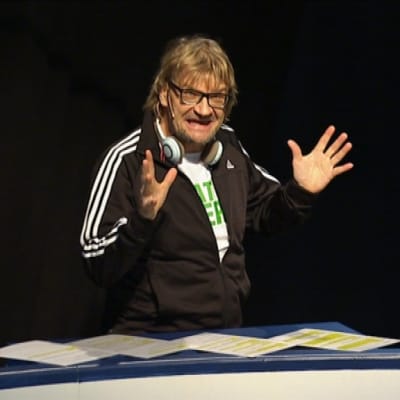 Antero Mertaranta Naantalin Emma Teatterin lavalla.