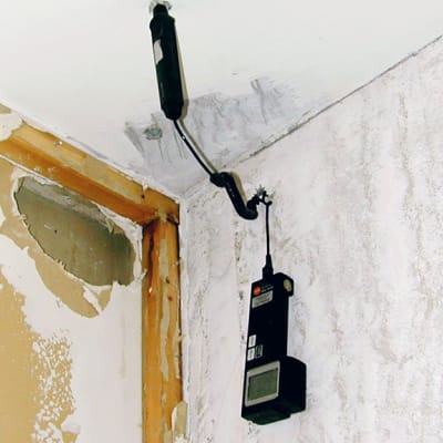 Kosteusmittari kiinnitettynä asunnon kattoon.