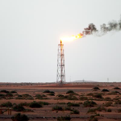 Öljy-yhtiö Aramcon öljykenttä Saudi-Arabian aavikolla.