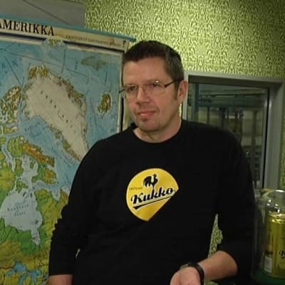 Laitilan Wirvoitusjuomatehtaan toimitusjohtaja Rami Aarikka Pohjois-Amerikan kartan edessä.