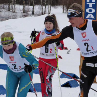 Pihtiputaalla 2014 hiihdetyissä maakuntaviesteissä ensimmäiseen vaihtoon hiihdettiin Jämsä johdossa