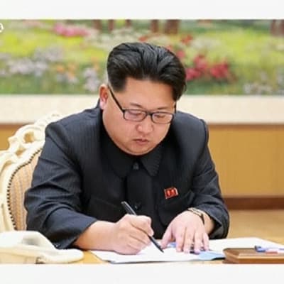 Pohjois-Korean valtiollinen televisiokanava KRT julkaisi keskiviikkona 6. tammikuuta kuvia Kim Jong-unista allekirjoittamassa käskyä ydinkokeen toimeenpanosta. 