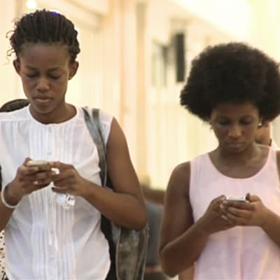 Kännykänkäyttäjiä Ghanan pääkaupungissa Accrassa.