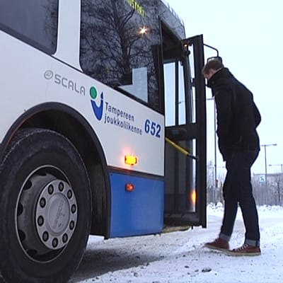 Kaksi matkustajaa nousee linja-auton kyytiin Tampereella.