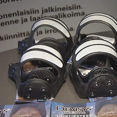 Kenkien liukuesteitä pöydällä.