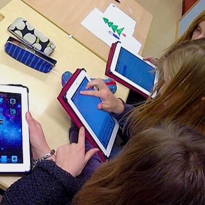 tabletti sormitietokone iPad koulussa 