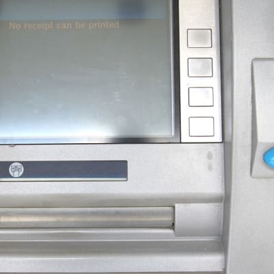 Pankkiautomaatti ilman skimmauslaitetta.