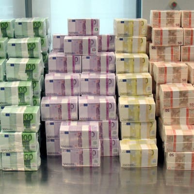 38 miljoonaa euroa 50:n, 100:n, 200:n ja 500:n euron seteleinä Saksan keskuspankin pankkiholvissa.