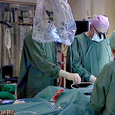 kirurgit tekevät sydänleikkausta
