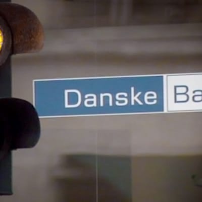 Danske Bankin logo pankkikonttorin ikkunassa.