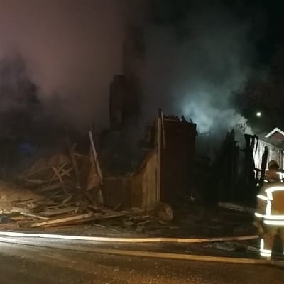 Tulipalon jälkiraivaus Porin Ruosniemessä
