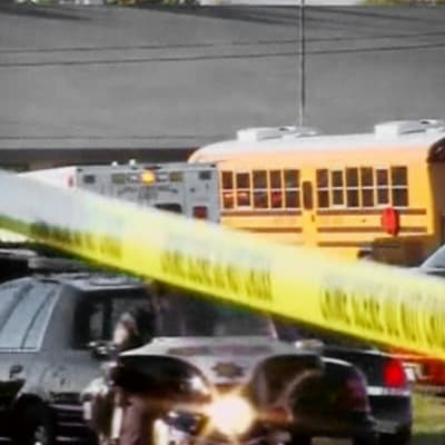 Poliisiautoja, ambulanssi ja koulubussi koulun edustalla Yhdysvaltain Nevadassa.