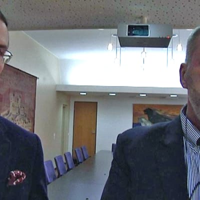 Iisakki Kiemunki ja Kari Ilkkala (oik.) Hämeenlinnan kaupunginhallituksen kokoushuoneessa
