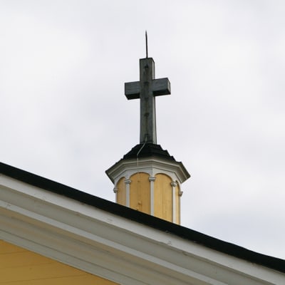 Risti kirkon katolla.