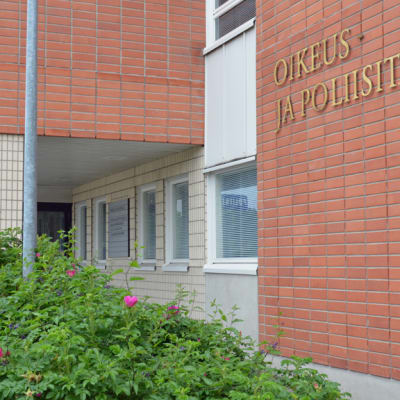 Kajaanin oikeus- ja poliisitalo ulkoa.