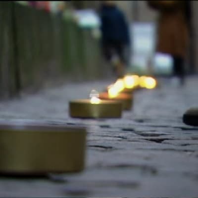 Tanskassa sytytettiin kynttilävana terrori-iskujen muistoksi.
