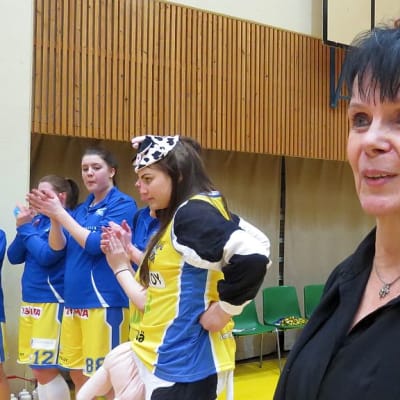 Mervi Nurmi toimi pitkään ja ansiokkaasti Äänekosken Huiman naisten koripallojoukkueen valmentajana.