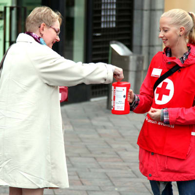 Henkilö lahjoittaa rahaa Nälkäpäivän keräykseen 13. syyskuuta 2012. Anna Vuorinen Nälkäpäivä-kerääjänä.