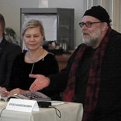 Päätoimittaja Pekka Mervola sekä kriitikot Siskotuulikki Toijonen ja Otso Kantokorpi avasivat keskustelusarjan kritiikin tilasta.
