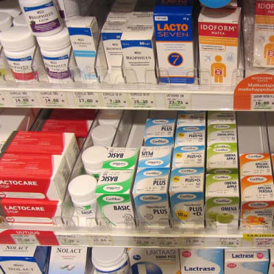 Kuvassa maitohappobakteerivalmisteita apteekin hyllyllä