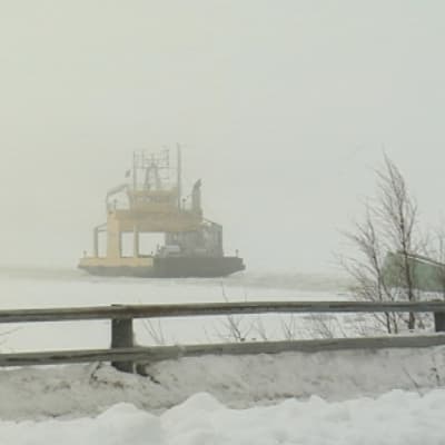 Merisilta-lautta saapumassa Hailuotoon.