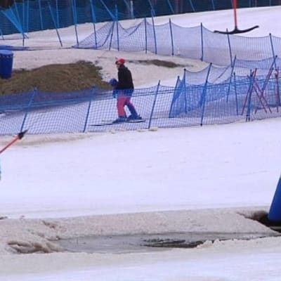 Muutama ihminen oli lähtenyt laskettelemaan hiihtolomaviikolla Seinäjoen Joupiskalle.