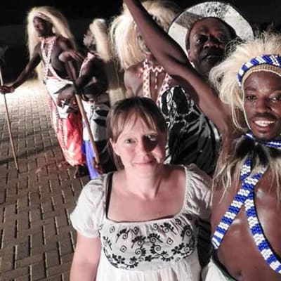 Kuvassa Niina Prittinen ja Ukko Liikkanen afrikkalaisten esiintyjien kanssa.