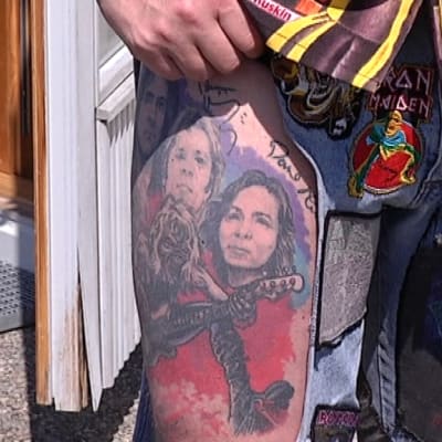 Brittiläisen fanin reidestä löytyy Iron Maiden -yhtyeen jäsenten nimikirjoitukset tatuoituna.