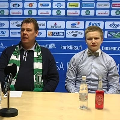 Jukka Silén (vasemmalla), Jyrki Lindström ja Jasse Mertaranta KTP-Basketin tiedotustilaisuudessa