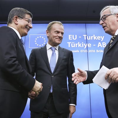 Turkin pääministeri Ahmet Davutoglu, Eurooppa-neuvoston puheenjohtaja Donald Tusk ja Euroopan komission puheenjohtaja Jean-Claude Juncker.