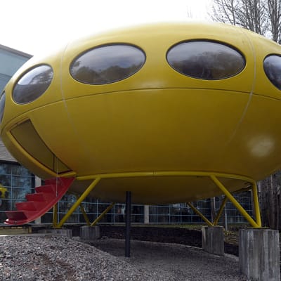Futuro-talo Näyttelykeskus WeeGeen pihalla Espoossa.