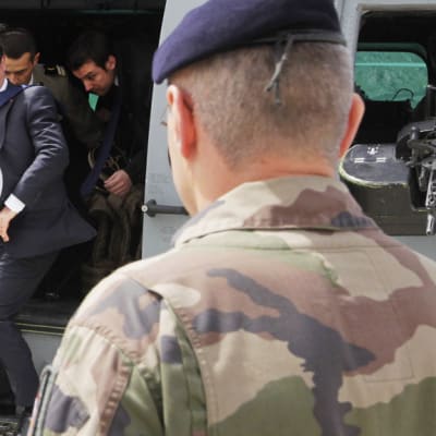 François Hollande astuu ulos sotilaslentokoneesta Afganistanissa.